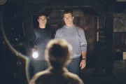 W&auml;hrend Graham (Mel Gibson, r.)  und Merrill (Joaquin Phoenix, l.) noch an einen Streich der durchgeknallten Nachbarn denken, mehren sich weltweit die Anzeichen, dass es sich bei den r&auml;tselhaften Kreisen nicht um ein Naturph&auml;nomen handelt ...