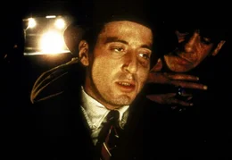 Der unbescholtene Michael (Al Pacino), wird der Nachfolger Don Vitos, und soll zwischen den verfeindeten Mafia-Clans vermitteln.