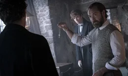 Albus Dumbledore (Jude Law, r.), Newt Scamander (Eddie Redmayne, 2.v.r.)