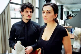 Gus (Manuel Cortez, l.) hat sich in Filiz (Ilknur Boyraz, r.) verliebt ...