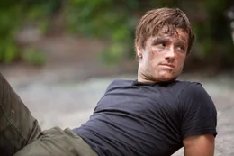 Kurz bevor die perfiden Hungerspiele beginnen, gesteht Peeta (Josh Hutcherson) Katniss seine Liebe. Doch das Kapitol macht sie zu Todfeinden ...