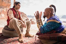 Aladdin (Mena Massoud, l.); Dschinni (Will Smith, r.)
