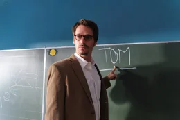Notgedrungen landet der Vollblutmusiker Tom (Max von Thun) als Musiklehrer an einer F&ouml;rderschule. Und obwohl er mit seinen behinderten Sch&uuml;tzlingen nicht gerade zimperlich umgeht, schlie&szlig;en diese ihn schnell in ihr Herz. Denn Tom behandelt sie wie ganz normale Jugendliche ...