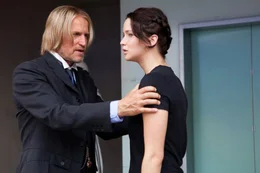 Die 74. Hungerspiele stehen vor der T&uuml;r. Haymitch Abernathy (Woody Harrelson), Gewinner der 50. Spiele, soll die routinierte J&auml;gerin Katniss (Jennifer Lawrence, l.) und ihren Partner Peeta, einen sensiblen Sch&ouml;ngeist, der heimlich romantische Bilder zeichnet, auf den schwersten Kampf ihres Lebens vorbereiten. Keine leichte Aufgabe ...