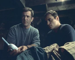 Als neben den Kornkreisen auch noch unidentifizierbare leuchtende Objekte am Himmel gesichtet werden, als das Ende der Welt gekommen zu sein scheint, starten Graham (Mel Gibson, l.)  und Merrill (Joaquin Phoenix, r.) eine ausgekl&uuml;gelte Rettungsaktion ...