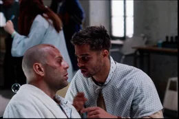 L-R: James Cole (Bruce Willis) und Jeffrey Goines (Brad Pitt)