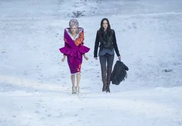 L - R: Elizabeth Banks als Effie Trinket, Jennifer Lawrence als Katniss Everdeen
