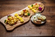 Menü von Brigitte Hölzler aus Schwaben. Gruß aus der Küche: verschiedene Käsesorten mit zweierlei Brot, dazu frischer Paprika- und Knoblauch-Dip und selbstgemachter Bergbutter.