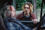 Schon bald muss Mort (Johnny Depp) erkennen, dass der Fremde kein Pardon kennt ...