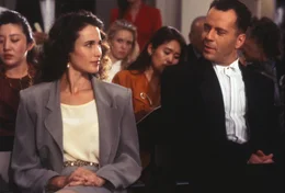 Der geplagte Meisterdieb Hudson Hawk (Bruce Willis, r.) ahnt nicht, welche Rolle die Kunstexpertin Dr. Anna Baragli (Andie MacDowell, l.) in dieser dubiosen Geschichte spielt ...