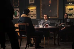 Mickey Pearson (Matthew McConaughey, l.); Raymond Smith (Charlie Hunnam, r.)