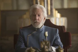 Der Aufstand der Plebejer von Distrikt 13 ist von Diktator Snows (Donald Sutherland) Truppen vor Jahren r&uuml;cksichtslos niedergeschlagen worden. Doch jetzt formiert sich der Widerstand &uuml;ber alle Distrikte hinweg neu und gemeinsam ziehen die Rebellen in den Kampf gegen das Capitol und seine Regierung ...