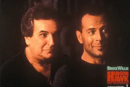 Um seinen Anteil an der Beute zu ergattern, jagt der abtr&uuml;nnige CIA-Agent George Kaplan (James Coburn, l.) dem Meisterdetektiven Hudson Hawk (Bruce Willis, r.) hinterher ...