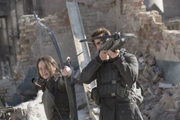 Gemeinsam sind Katniss (Jennifer Lawrence, l.) und Gale (Liam Hemsworth, r.) wildentschlossen, ihre Gegner auszuschalten und f&uuml;r die Freiheit des Volkes zu k&auml;mpfen. Doch ihr einflussreicher Gegner f&auml;hrt alle Gesch&uuml;tze vor ...