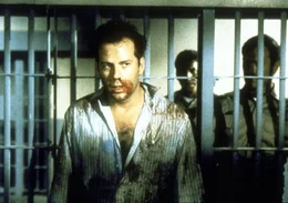 Dank der unberechenbaren Nadia endet Walters (Bruce Willis, vorne) Gesch&auml;ftsessen in einem wahren Desaster ...