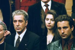 F&uuml;r seinen Onkel ist Vincent (Andy Garcia, r.) sogar bereit zu t&ouml;ten: Er bew&auml;hrt sich, als er Don Michael (Al Pacino, l.) das Leben rettet ...