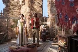 Prinzessin Jasmin (Naomi Scott, l.); Aladdin (Mena Massoud, r.)