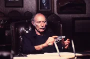 Bob Hauk (Lee Van Cleef)
