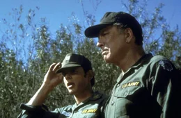 Sender: Kabel 1 Programmwoche: 21/2003 Datum: 18.05.2003 Uhrzeit: 00:30 Titel: Die letzte Schlacht Originaltitel: Go Tell The Spartans Land: USA Jahr: 1977 Genre: Antikrieg Fotonachweis: &copy; AVCO Embassy Pictures Bildtext: Major Asa Barker (Burt Lancaster, r.) l&auml;sst seine Leute durch einen Hubschrauber evakuieren. Er selbst und der junge Captain Courcey (Craig Wasson, l.) bleiben zur&uuml;ck ...