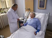 Prof. Gernot Simoni (Dieter Bellmann, links) spricht mit Gunnar Sundberg (Uwe Friedrichsen) über dessen Schlafwandeln. Simoni weiß, dass Sundberg ihm etwas verheimlicht, doch der bekannte Krimiautor hüllt sich weiterhin in Schweigen. Prof. Gernot Simoni (Dieter Bellmann, links) spricht mit Gunnar Sundberg (Uwe Friedrichsen) über dessen Schlafwandeln. Simoni weiß, dass Sundberg ihm etwas verheimlicht, doch der bekannte Krimiautor hüllt sich weiterhin in Schweigen.