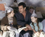 Nach dem Unfalltod seiner Frau legt der Priester Graham Hess (Mel Gibson, M.) seinen Glauben ab und lebt nun mit Bruder und Kindern Morgan (Rory Culkin, l.) und Bo (Abigail Breslin, r.) zur&uuml;ckgezogen auf einer Farm. Da geschieht etwas schier Unfassbares ...