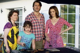 Die Idylle tr&uuml;gt: (v.l.n.r.) Sabine (Dagmar Sachse), Lilly (Gina Louisa Naumann), Helmut (Ingo Naujoks) und Moni (Rebecca Immanuel) ...