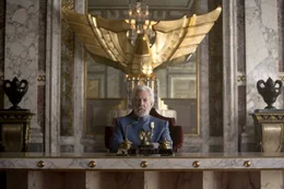 Der skrupellose Pr&auml;sident Snow (Donald Sutherland) schreckt vor nichts zur&uuml;ck. Menschenleben sind f&uuml;r ihn wertlos. Wer sich gegen ihn stellt, wird aus eiskalt dem Weg ger&auml;umt ...