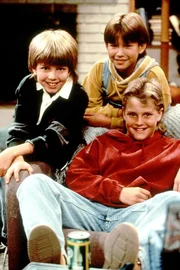 Die taylorschen Jungs (li. Taran Noah Smith, hi. Jonathan Taylor Thomas, re. Zachery Ty Bryan) kaufen auf Tims Rat hin ein signiertes Spielzeug-Rennauto als Wertanlage. Die taylorschen Jungs (li. Taran Noah Smith, hi. Jonathan Taylor Thomas, re. Zachery Ty Bryan) kaufen auf Tims Rat hin ein signiertes Spielzeug-Rennauto als Wertanlage.