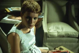 Rosemarie Woodhouse (Mia Farrow) hat schlimme Vermutungen.