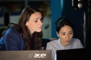 Rachel Bailey (Suranne Jones, l.) und DC Anna Ram (Jing Lusi, r.) stoßen auf einen wichtigen Hinweis. Noch immer jagen sie die Täter, der scheinbar wahllos Menschen umbringen.
