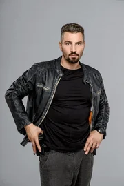 Murathan Muslu (Valentin "Itchy" Janusovic). Murathan Muslu (Valentin "Itchy" Janusovic).