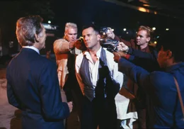 Hudson Hawk (Bruce Willis, r.) wird von dem CIA-Agenten George Kaplan (James Coburn, l.) und seinen M&auml;nnern &uuml;berw&auml;ltigt.