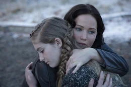 F&uuml;r die bevorstehenden 75. Hungerspiele sollen die diesj&auml;hrigen Tribute aus dem bestehenden Kreis der Sieger ausgew&auml;hlt werden. F&uuml;r Katniss (Jennifer Lawrence, r.) beginnt erneut eine m&ouml;rderische Zeit auf Leben und Tod, in der sie nicht wei&szlig;, ob sie ihre geliebte Schwester Primrose (Willow Shields, l.) je wiedersehen wird ...