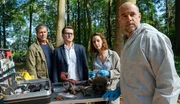 Am Fundort der Leiche werden Finn Kiesewetter (Sven Martinek, l.) und Lars Englen (Ingo Naujoks, 2.v.l.) schon von Ida Müller-Dogan (Amelie Plaas-Link, 2.v.r.) und Rechtsmediziner Dr. Henning Strahl (Christoph Tomanek, r.) empfangen.