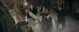 L - R: Jessica Williams als Eulalie 'Lally' Hicks, Callum Turner als Theseus Scamander, Dan Fogler als Jacob Kowalski, Jude Law als Albus Dumbledore, Eddie Redmayne als Newt Scamander