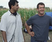 Regisseur M. Night Shyamalan, l. und sein Hauptdarsteller Mel Gibson, r. bei den Dreharbeiten zu Signs - Zeichen