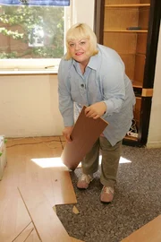 Welches Wohnproblem auch immer, in der Sendung 'Einsatz in 4 Wänden' stellen sich Wohn- und Stilberaterin Tine Wittler und ihre Handwerksmeister jeder Herausforderung!