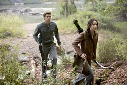 Ein eingespieltes Team, das in den m&ouml;rderischen Kampf gegen Pr&auml;sident Snow zu Felde zieht: das verhinderte Liebespaar Gale (Liam Hemsworth, l.) und Katniss (Jennifer Lawrence, r.) ...