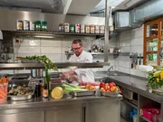 Haubenkoch Max Leodolter interpretiert auf dem Lurgbauer Hof bei St. Sebastian den Geschmack der Region neu. Max kocht traditionelles Rindfleisch vom eigenen Angus-Rind und gibt seinen Gerichten mit Wildkräutern aus dem eigenen Garten einen modernen Dreh.
