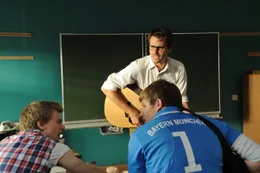 Anfangs bef&uuml;rchten Hank (Benjamin Seidel, l.) und Mark (Christopher Puttins, r.), dass auch der neue Musiklehrer eine Vorliebe f&uuml;r Triangel-Liedchen und Blockfl&ouml;ten-Weisen hat. Doch Tom (Max von Thun, M.) entpuppt sich als &uuml;berzeugter Rocker ...