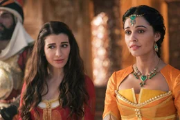 Dalia (Nasim Pedrad, l.); Prinzessin Jasmin (Naomi Scott, r.)