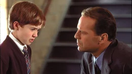 Cole (Haley Joel Osment) verr&auml;t Dr. Malcolm Crowe (Bruce Willis) was ihn peinigt..