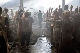 Symbol des Widerstandes: Katniss (Jennifer Lawrence, M.) ...