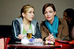 Therese (Aglaia Szyszkowitz, r.) versucht mit allen Mitteln Manu (Barbara Philipp. l.) gegen ihre Freundinnen aufzuhetzen.