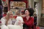 Max (Kat Dennings, r.) und Caroline (Beth Behrs, l.) haben einen ganz besonderen Friseur-Termin ...