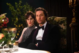 Rosalind Pearson (Michelle Dockery), Mickey Pearson (Matthew McConaughey).