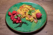 Kaiserschmarrn mit Erdbeeren und Minze.