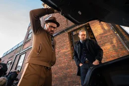 (v.li.): Coach (Colin Farrell), Ray (Charlie Hunnam).