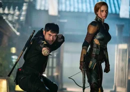 Snake Eyes (Henry Golding, l.) und Scarlett (Samara Weaving, r.)  +++ Die Verwendung des sendungsbezogenen Materials ist nur mit dem Hinweis und Verlinkung auf RTL+ gestattet. +++
