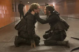 Ein ungleicher Kampf zwischen der &Uuml;bermacht der hoch ger&uuml;steten Elitetruppe des Diktators und der mit einfachen Waffen ausger&uuml;steten Rebellentruppe beginnt. Doch Katniss (Jennifer Lawrence, r.), und Peeta (Josh Hutcherson, l.) wissen, dass es f&uuml;r sie nur eine Zukunft gibt, wenn der Aufstand gegen das Capitol gelingt ...